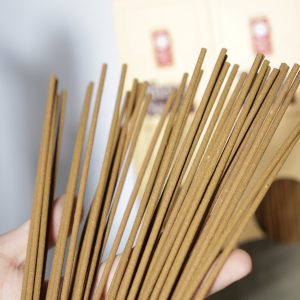 “Bó nhang trầm chân mộc màu vàng nhạt, thân nhang thẳng đều.”