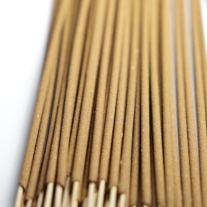 “Cây nhang trầm hương chân mộc, thân thẳng đều, màu vàng tự nhiên.”