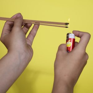 Đốt nhang trầm cây cầu binh an _ gia đạo.